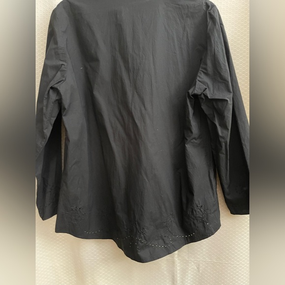 SOLD-NOT AVAILABLE 🔴 DKNYpure top with eyelets and embroidery. Fun buttons - Picture 2 of 6